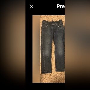 Oshkosh boys 👦🏻 pull on jeans 👖 
Size 5t 
Great condition —Smokefree